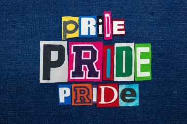 Kelime metninin gururlu gururlu kolajı, mavi kot üzerine çok renkli kumaş, LGBTQ içerme konsepti, yatay görünüm