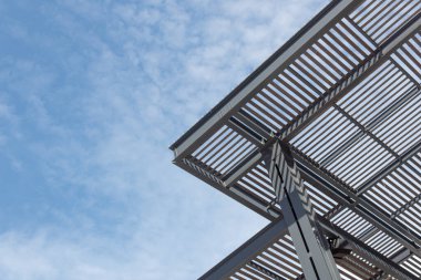 Modern metal ve ahşap gölgeli gökyüzü, yaratıcı kopya alanı, yatay görünüm