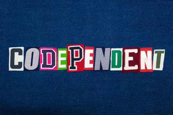 CODEPENDENT kelime kolajı, mavi kot üzerine çok renkli kumaş, zihinsel sağlık konsepti, yatay görünüm
