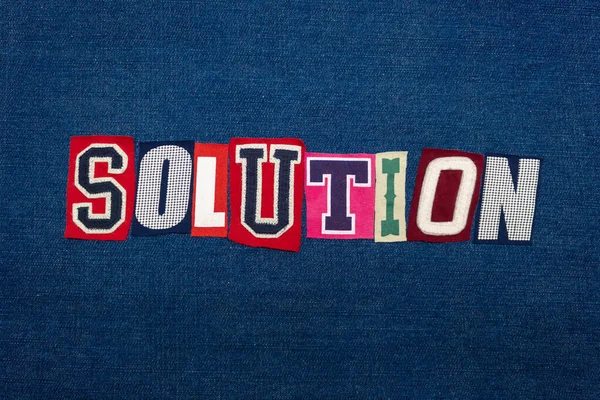 SOLUTION metin kelime kolajı, mavi kot üzerinde çok renkli kumaş, problem çözünürlüğü konsepti, yatay görünüm