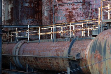 Paslanmış soyulan boyalar, çürüyen metal, yatay görünümü olan eski endüstriyel bir sahne.