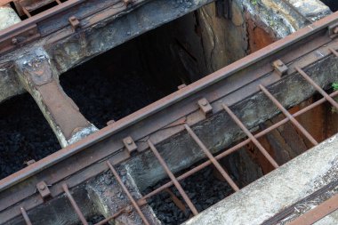 Yüksek tren raylarının altında açık alan, endüstriyel dokular, yatay görünüm