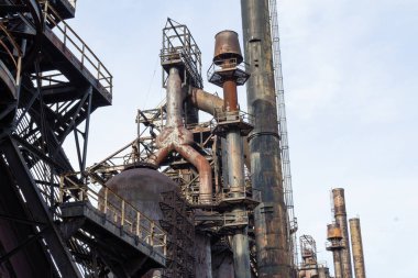 Endüstriyel çelik endüstrisi çok çeşitli şekiller, renkler ve patinalar, yatay görünüm