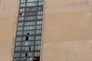 Metal çerçeve, kopyalama alanı, yatay çerçeve, kırık cam pencereli endüstriyel yapı duvarı