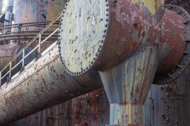 Büyük paslı borular, çelik fabrikası endüstriyel kompleksi, yatay görünümü