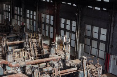 Eski bir çelik fabrikasında sıra sıra makine, endüstriyel imalat, yatay görünüm