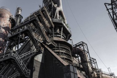 Eski endüstriyel çelik fabrikası kompleksindeki merdiven katmanlarından yukarıya bak, yatay görünüm