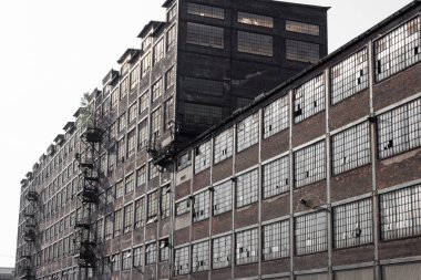 Eski endüstriyel depo mimarisi, tuğla ve kırık pencereler, yatay görünüm