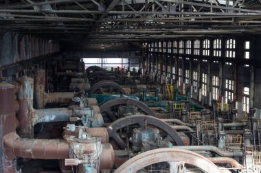 Eski bir çelik fabrikasındaki makineler, boya ve pas tabakası, yatay görünüm