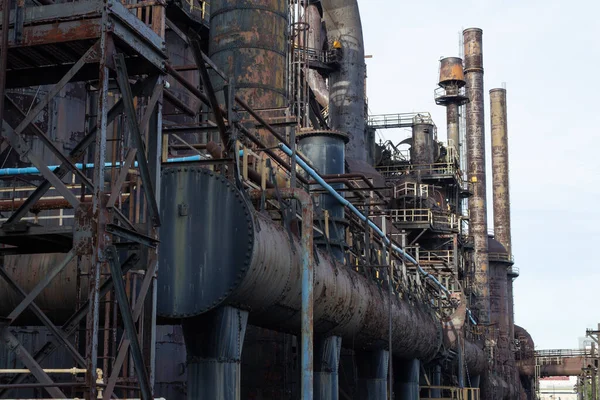 Çelik endüstrisi kompleksi, bacalar ve ağır yaşlanma tabakaları, yatay görünüm