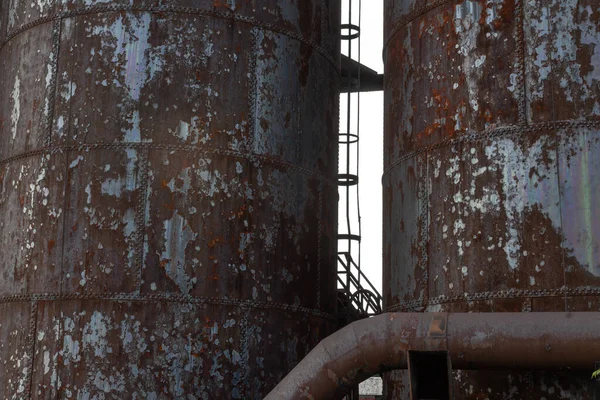 Utsikt Över Himmel Och Utrymningsstege Mellan Två Rostande Metallmasugnar Stålindustri — Stockfoto