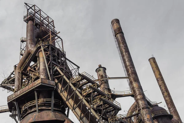 Schornsteine Und Hochöfen Formen Der Stahlindustrie Vor Grauem Himmel Horizontaler — Stockfoto