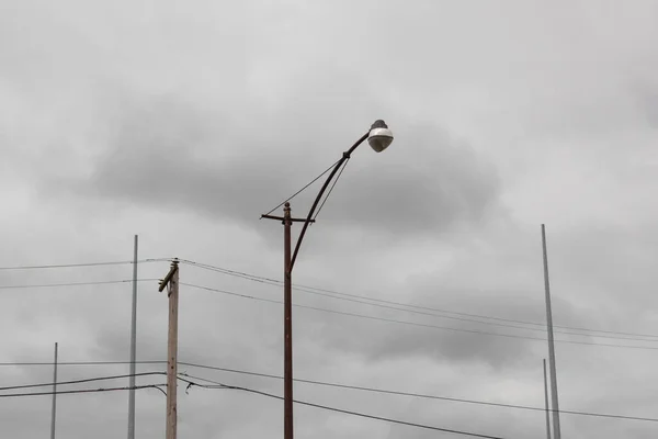 Склад Світла Потужності Антенних Полюсів Тлі Хмарного Сірого Неба Горизонтальний — стокове фото