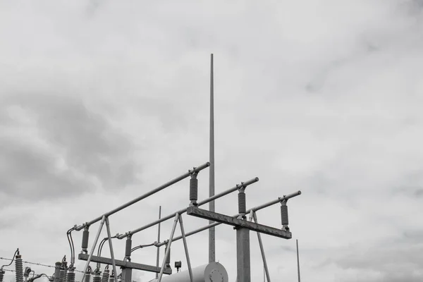Estrutura Poder Metal Cinzento Contra Céu Nublado Aspecto Horizontal — Fotografia de Stock