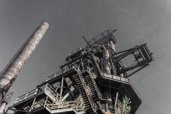 Vista Extrema Para Cima Complexo Siderurgia Com Chaminés Forno Aspecto — Fotografia de Stock