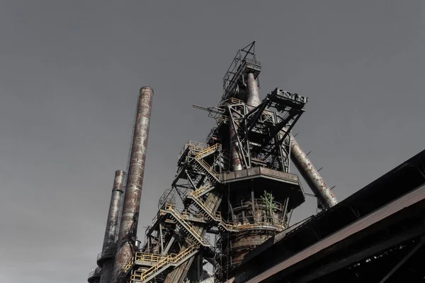 Monumentale Ansicht Der Alten Stahlfabrik Mit Absteigender Treppe Schornsteinen Horizontalem — Stockfoto