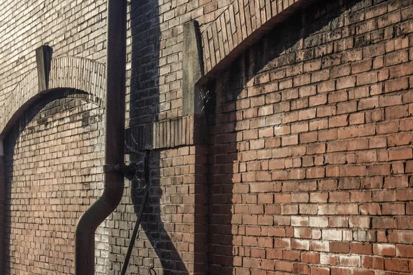 Alte Backsteinmauer Außenseite Einer Alten Lagerhalle Rohre Perspektivischer Blick Horizontaler — Stockfoto