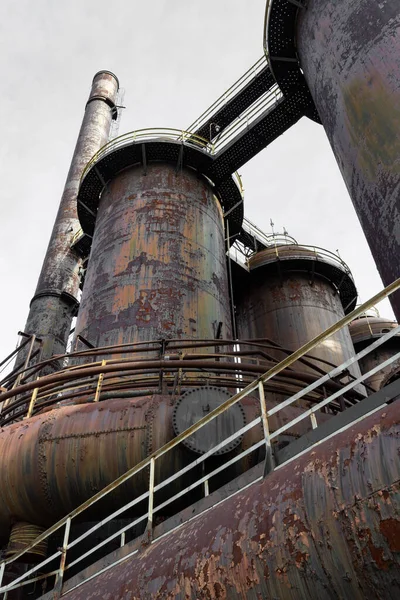 Smokestacks Buizen Pijpen Met Zware Roest Patina Catwalks Verticaal Aspect — Stockfoto