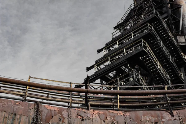 Varreduras Tubos Industriais Escadas Moinho Aço Abandonado Aspecto Horizontal — Fotografia de Stock