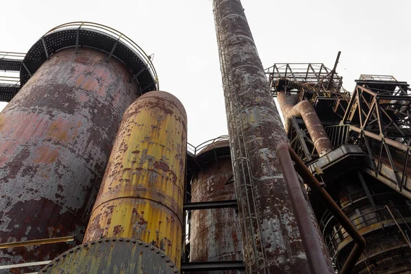 Samenstelling Van Hoogovens Schoorstenen Een Oude Staalfabriek Roest Schillak Patina — Stockfoto