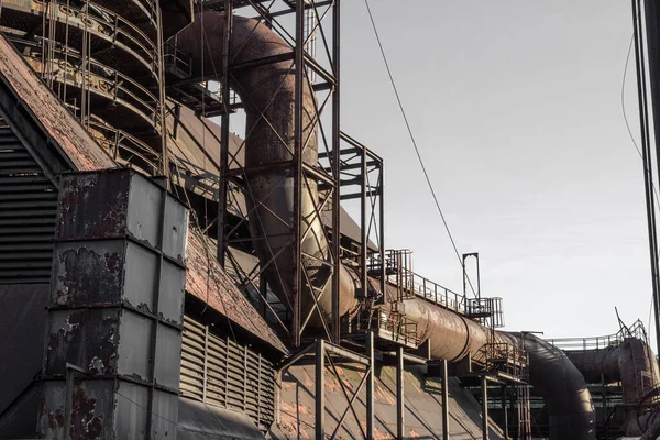 Boruları Paslı Çelik Yapılarını Yatay Olarak Gösteren Endüstriyel Çelik Üretim — Stok fotoğraf