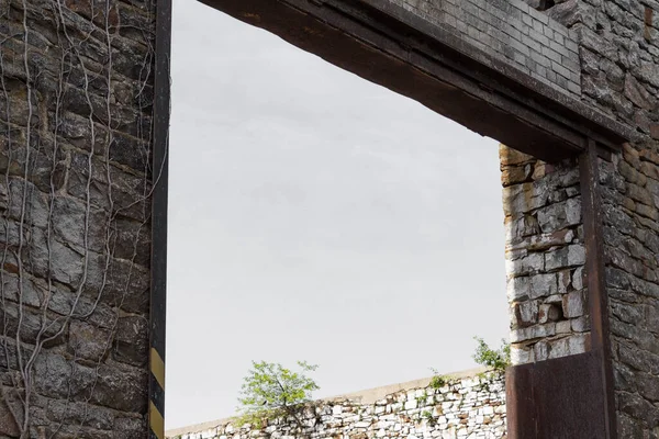 Châssis Métallique Rouillé Arc Mur Ouvert Avec Pierres Briques Ciel — Photo