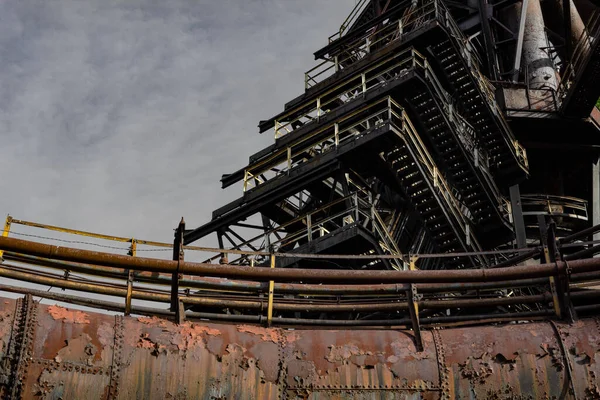 Rostfri Metallrörsstruktur Med Graderade Trappor Exteriör Stålverkskomplex Kopieringsutrymme Horisontell Aspekt — Stockfoto