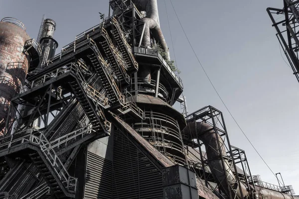 Uitzicht Omhoog Kijkend Door Lagen Trappen Een Oud Industrieel Staalmolencomplex — Stockfoto