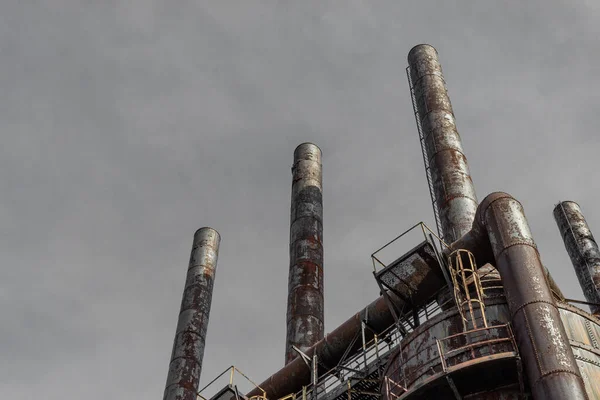 工业炼钢厂高炉上烟囱的极端向上看 灰色天空 水平面 — 图库照片