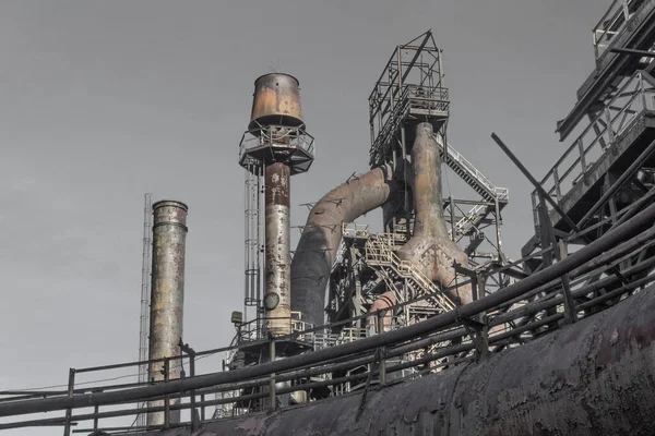 Außenansicht Des Stahlwerkskomplexes Mit Pfeifen Und Schornsteinen Vor Grauem Himmel — Stockfoto