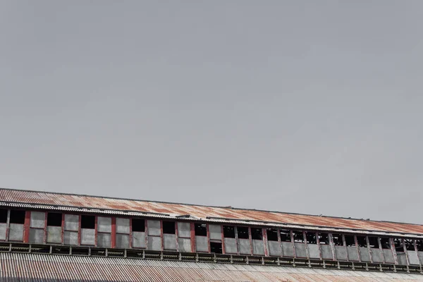 錆びた段ボール製の金属屋根 コピースペース 水平面を持つ古い工業ビルの屋根 — ストック写真
