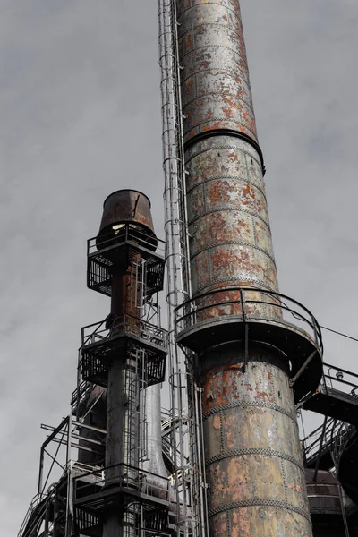 Smokestacks Gêmeos Com Pátina Ferrugem Metal Rebitado Local Industrial Aspecto — Fotografia de Stock