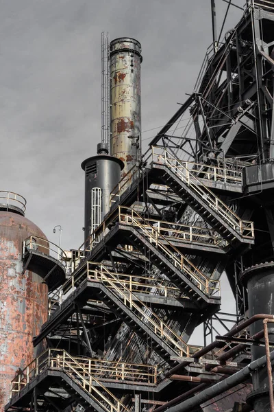 Äußere Details Der Industriellen Fertigung Rauchschwaden Und Metalltreppen Vertikaler Aspekt — Stockfoto