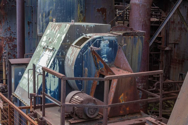 Machines Aan Buitenkant Van Een Oude Staalfabriek Zware Roest Verf — Stockfoto