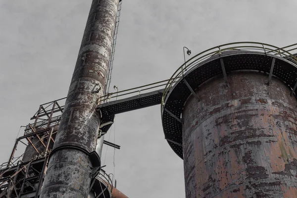 Smokestack Och Gångbanor Mot Grå Himmel Industriell Tillverkningsarkitektur Horisontell Aspekt — Stockfoto