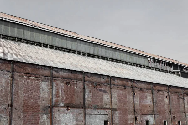 Старое Кирпичное Здание Склада Гофрированной Металлической Крышей Горизонтальный Аспект — стоковое фото