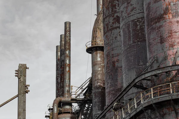 Bleak Industrial Complex Huge Rusting Stacks Walkways Gray Clouded Sky — Stock Photo, Image