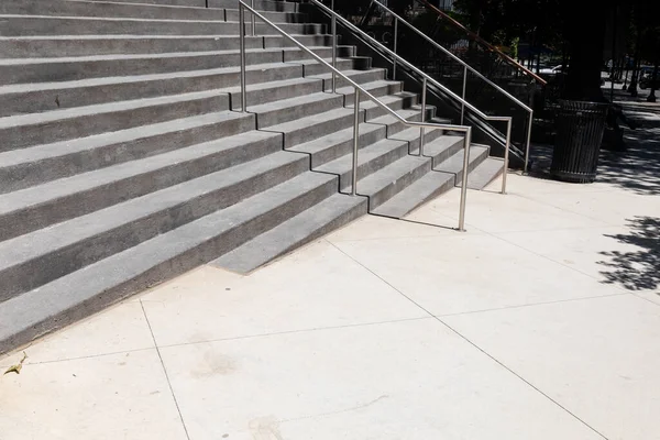 Широкі Сірі Бетонні Сходи Відкритому Міському Вуличному Ландшафті Металеві Перила — стокове фото