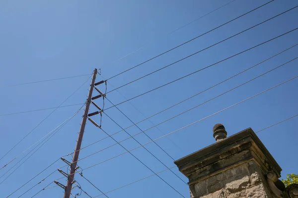 Ηλεκτρικές Γραμμές Υψηλής Τάσης Γαλάζιο Ουρανό Πέτρινη Στήλη Φινετσάτο Δημιουργικό — Φωτογραφία Αρχείου