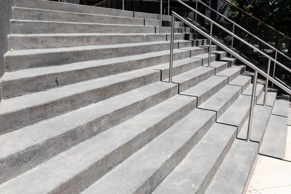 Wysokie Betonowe Schody Zewnątrz Budynku Srebrne Balustrady Stali Nierdzewnej Aspekt — Zdjęcie stockowe