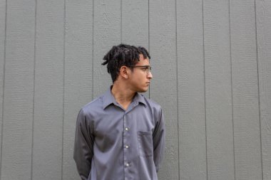 Profil görünümünde kısa tüylü siyah erkek, tarafsız arkaplan üzerinde geniş kopya alanı, yatay görünüm