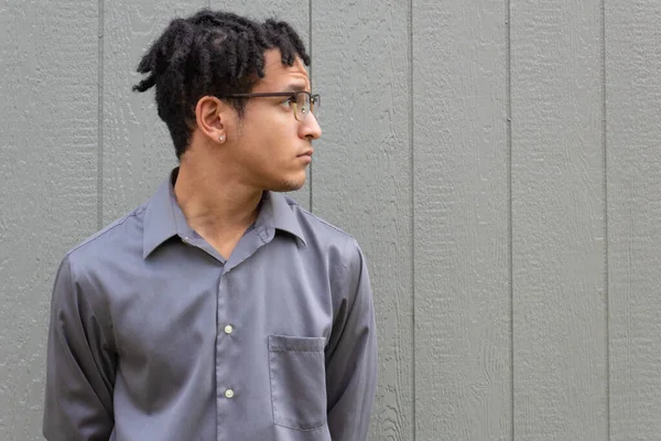 Gemischte Rasse Millennial Mann Profil Ansicht Brille Nach Oben Neutraler — Stockfoto