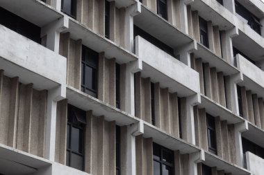 Şehir konutları, renkli camlı beton apartman, yatay görünüm