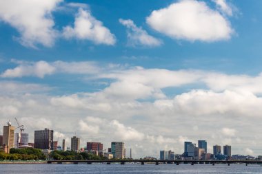 Güneşli bir günde, Boston ufuk çizgisi Charles Nehri 'nin karşısındaki Harvard Köprüsü' ne bakıyor.