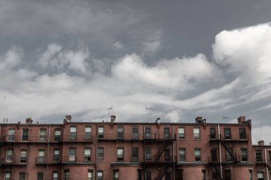 Eski tuğla apartmanların arka manzarası, gri gökyüzü kopya alanı, yatay görünüm