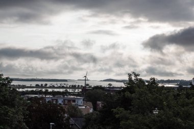 Yel değirmeni, şafak vakti tekneler ve çatılar, Dorchester Körfezi Havzası, Boston, yatay görünüm