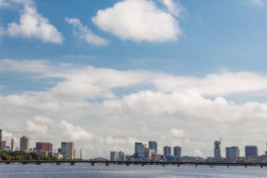 Boston 'dan önceki Harvard Köprüsü Charles Nehri üzerinde ufuk çizgisi, bulutlu mavi gökyüzü, yatay görünüm