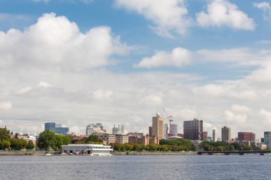 Güneşli bir günde Boston ufuk çizgisi Charles Nehri 'nin güneyinden, yatay açıdan görülüyor.