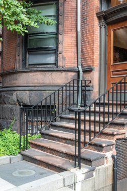 Giriş merdivenleri ve parmaklıklar, eski kahverengi apartman dairesi, yatay görünüm