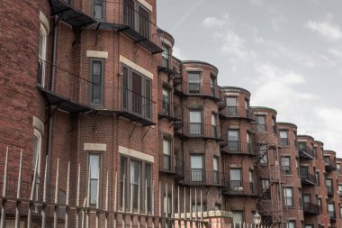Eski kentsel konut bloğunun yanındaki yenilenmiş apartman, yatay görünüm